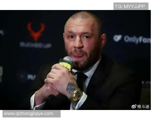 UFC赛场呈现社死一幕！240壮汉打架正酣时短裤掉了，观众懵了...